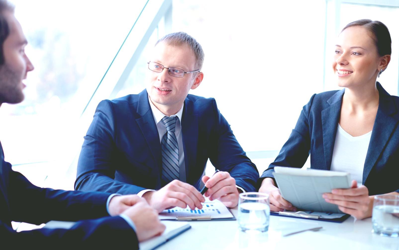 Finanzberatung mit persönlichen Dokumenten und Taschenrechner