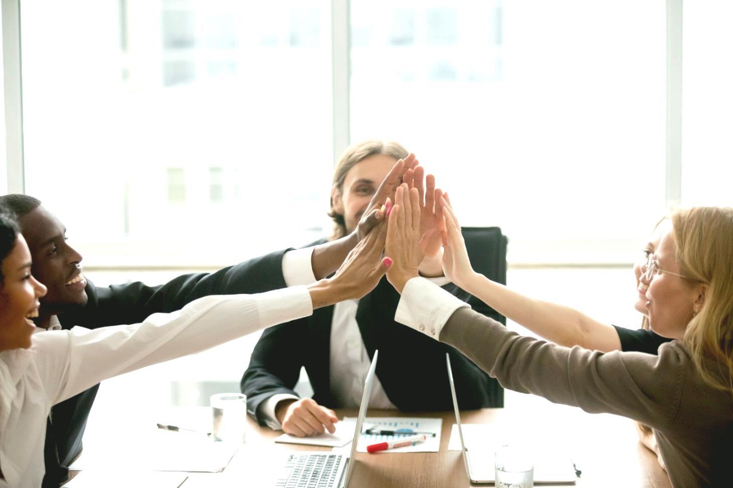 Moderne Büroräume mit natürlichem Licht für persönliche Finanzberatung